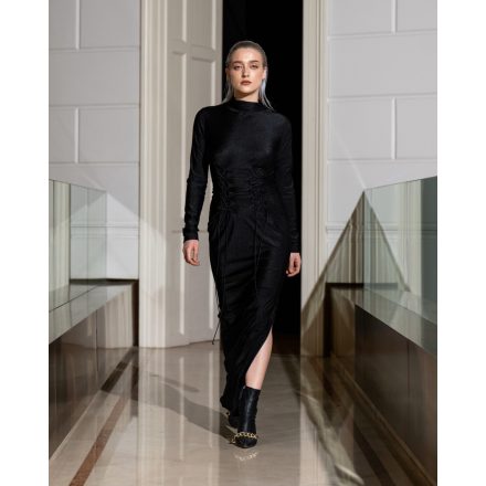 Fekete elasztikus fűzős ruha aszimmetrikus sliccel